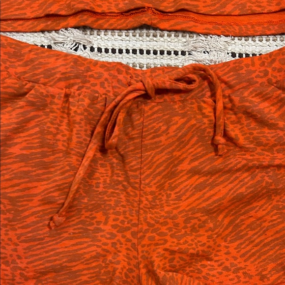 Vibrant Orange Patterned Women's Sweatshirt and Shorts Set - Picture 4 of 8